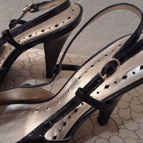 💕HP💕BCBGirls Sling Back Black Heels - Picture 9 of 9